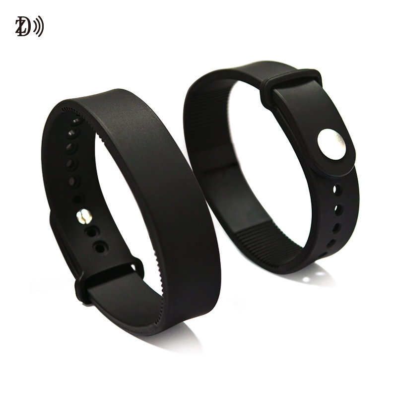 Open-ended wristband (can hold a SIM card)
